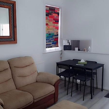2 Bed 1St Floor Apartment-Own Entrance & Parking Portsmouth Bagian luar foto