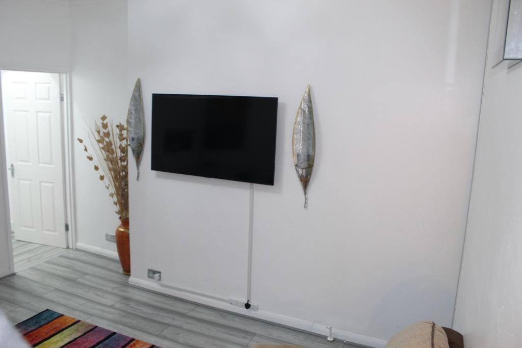 2 Bed 1St Floor Apartment-Own Entrance & Parking Portsmouth Bagian luar foto