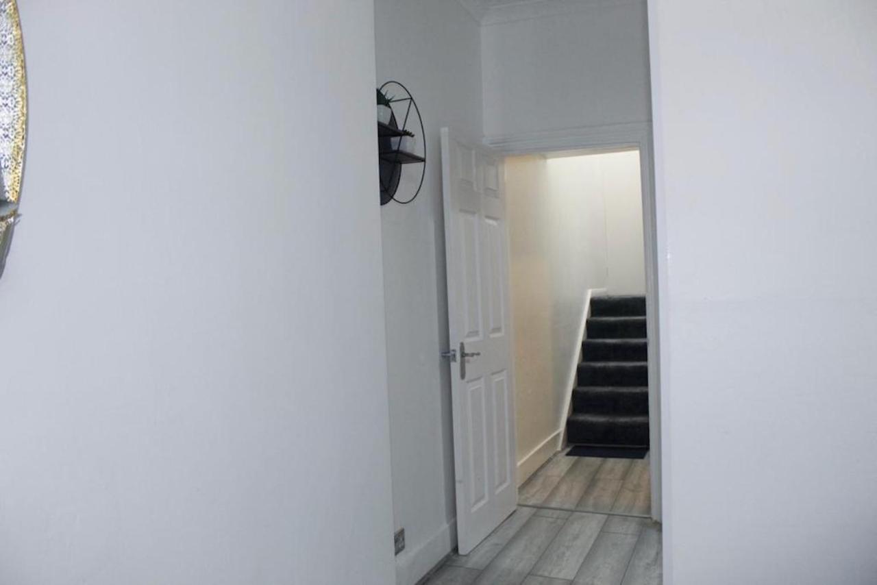 2 Bed 1St Floor Apartment-Own Entrance & Parking Portsmouth Bagian luar foto