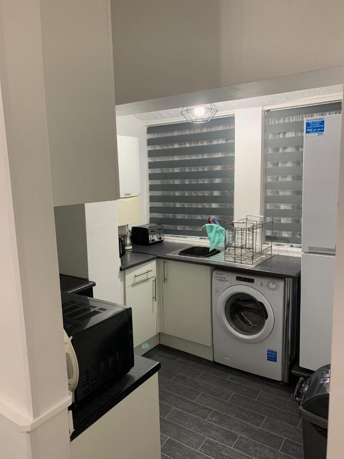 2 Bed 1St Floor Apartment-Own Entrance & Parking Portsmouth Bagian luar foto