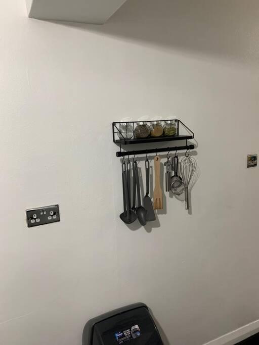 2 Bed 1St Floor Apartment-Own Entrance & Parking Portsmouth Bagian luar foto